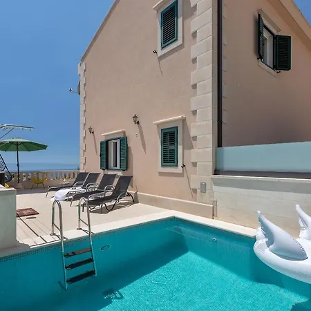 ヴィラ Vesna With Heated Pool *