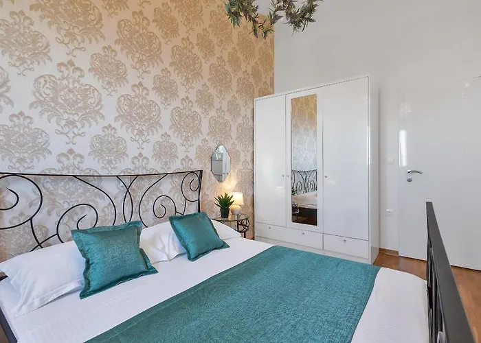 Vesna With Heated Pool Villa *